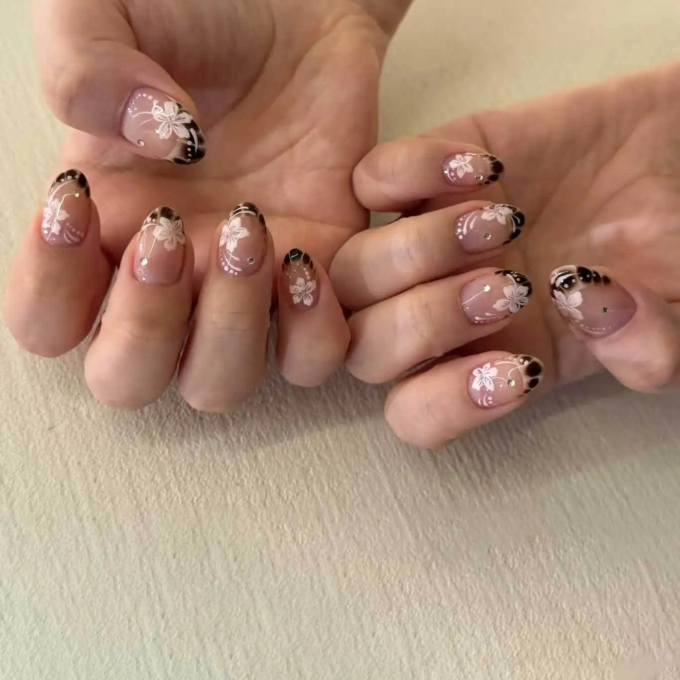 Pink French Style False Nails White Flower Printed Short Square Head Press on Nails Simple Wearable Artificial Nails Art 24Pcs