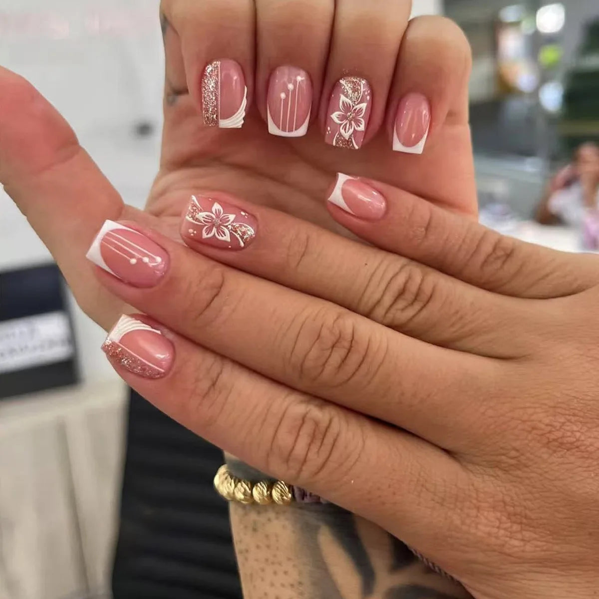 Pink French Style False Nails White Flower Printed Short Square Head Press on Nails Simple Wearable Artificial Nails Art 24Pcs